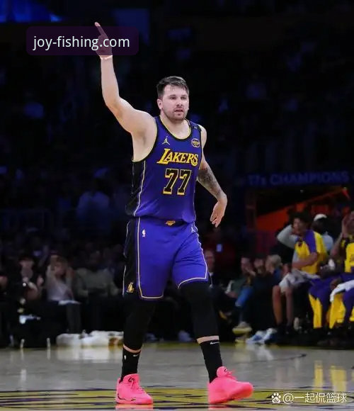 东契奇43分引领湖人进攻狂潮：一场由乐鱼体育平台呈现的现代篮球攻防深度解析